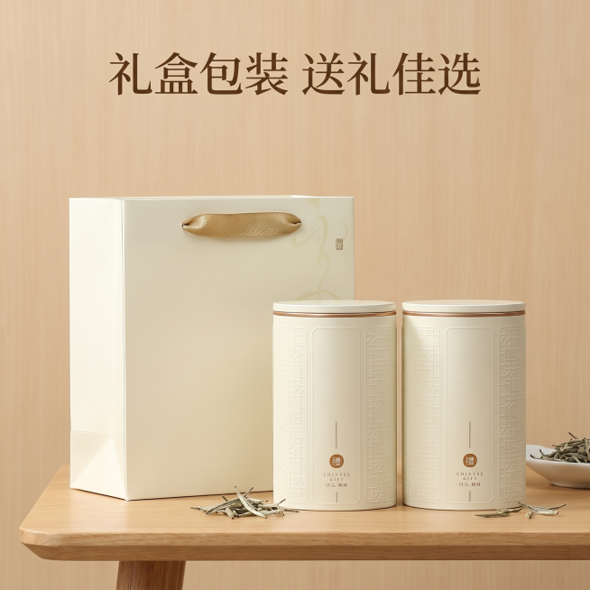 [主图 6] 整箱茶叶包装展示，突出送礼属性
[氛围风格] 高端礼盒展示，适合送礼
[画质] 商业摄影质感、光线柔和通透、产品清晰真实、画面干净高级
[元素] 双罐茶叶搭配手提礼袋整体展示，放在茶室茶预览效果