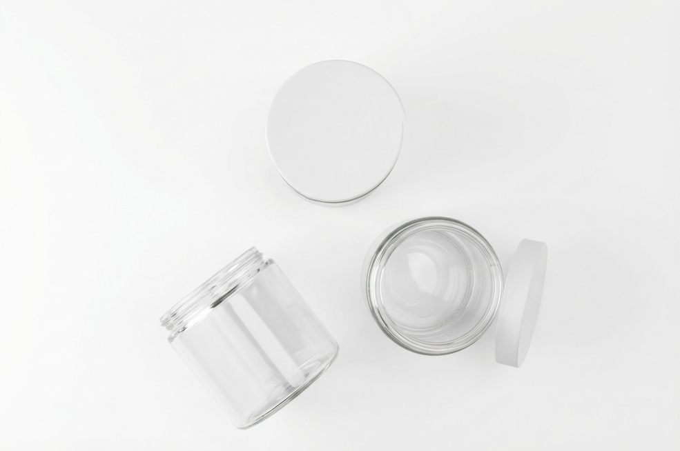 产品精修，清除所有指纹、灰尘与瑕疵，让产品看起来崭新；精准还原白色圆盖透明玻璃罐的颜色与包装材质：玻璃通透、塑料哑光；增强瓶身光影立体感，提升整体质感和高级感，瓶身标签/文字清晰锐利，光线柔和均匀，突预览效果