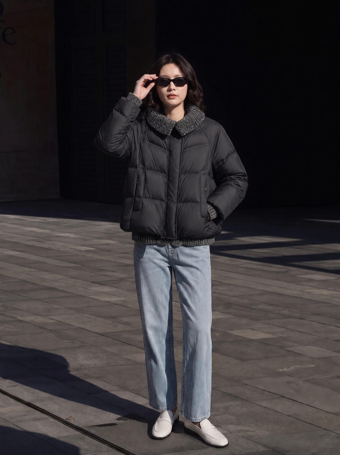 将第一张图中模特的上衣替换为第二张图中的服装款式、颜色和所有细… - 图片创意预览