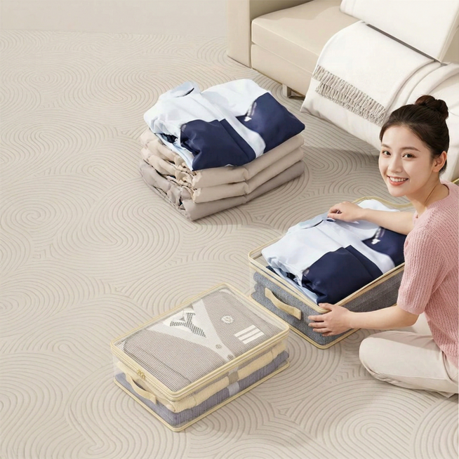 添加一个穿着粉色上衣、面带微笑的年轻女人，姿态为双手放在收纳盒上，和第二张图中女人姿态一致，画面保持清晰自然预览效果