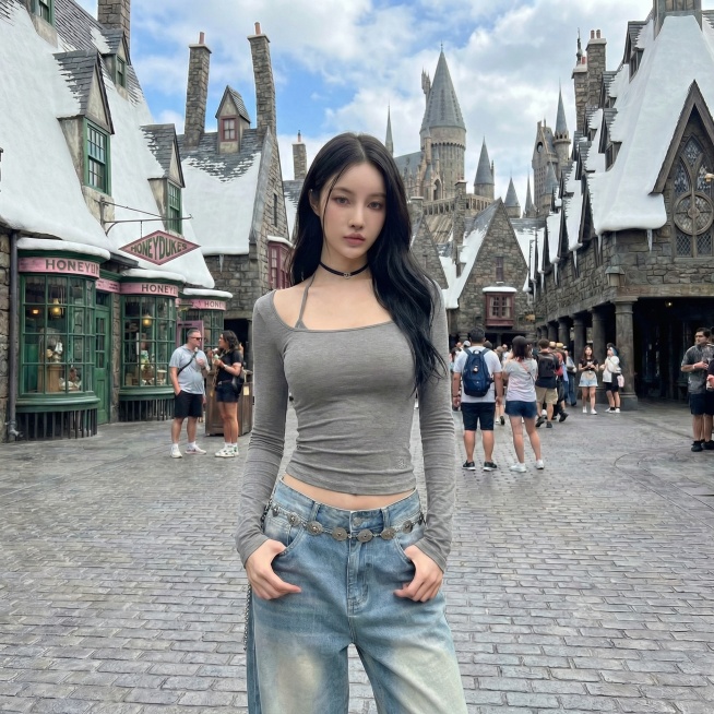 把图2上衣穿图2模特身上，保持图1模特和图1背景不变预览效果