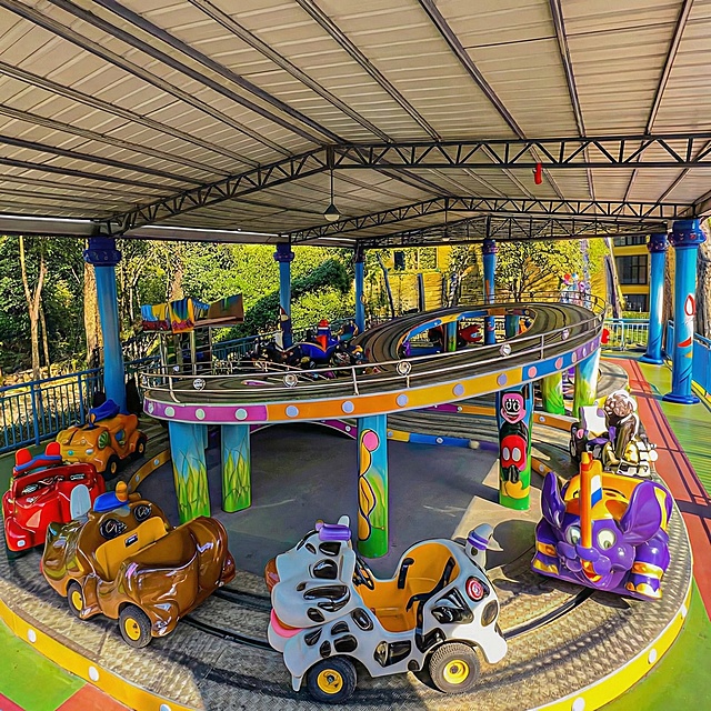 以俯视视角补全整个迷你穿梭游乐设备，将图片调整为正方形，保持原有色彩和风格