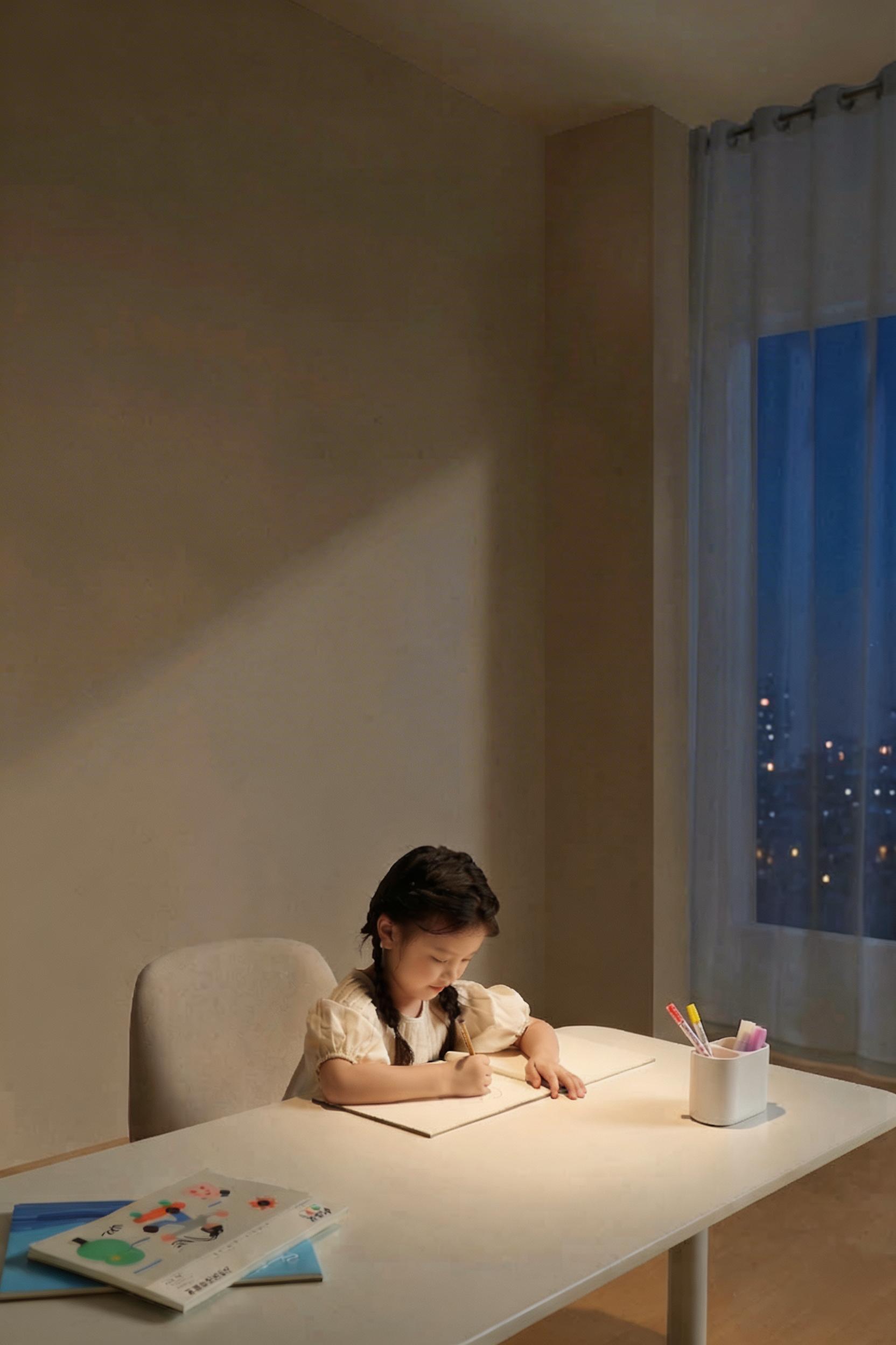 去掉图片四周的所有文字和标识，保持其他画面内容、夜晚场景不变 - 图片创意预览
