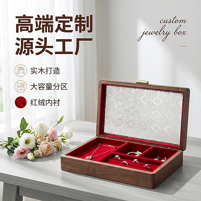 [单张主图] 黑胡桃木质首饰收纳盒，高级氛围感主图，展示高端定制源头工厂的珠宝收纳盒产品。
[参考比对] 参考图采用左文右图的排版，产品居中展示，背景简洁干净，文字左上方排布，整体简约高级，提取该版式进行设计。
[画面主体] 黑胡桃实木首饰盒打开状态居中放置，北美黑胡桃木纹理清晰，红色植绒内衬托色饱满，盒盖牡丹花纹压花玻璃通透有质感，黄铜五金配件光泽自然。保持首饰盒产品外观、物理结构、材质质感、颜色与输入产品图绝对一致，杜绝任何变形和色差，精细化处理。商品主体占比约60%，画面满屏无边框。左侧点缀一束清新花艺装饰，不遮挡产品主体。
[构图版式] 采用自然场景型版式，产品放右侧，文字排布于左侧留白区域，左下放置轻图标卖点。
[场景元素] 浅灰色木质桌面背景，干净简洁，浅景深虚化背景，突出产品主体。画面整体保持整洁有序，体现高品质家居收纳氛围。
[文案版式] 左上区域左对齐，两行大字主文案：
"高端定制"
"源头工厂"
文字使用深棕色，最大号粗体无衬线字体，与浅色背景形成强对比，清晰可读。下方添加3个轻线稿图标卖点：「实木打造」「大容量分区」「红绒内衬」，图标搭配浅棕色细线，文字小一号。右上角可叠加英文手写体装饰词"custom jewelry box"做氛围点缀。文字全部放置在留白区域，不遮挡产品主体。
[光影质感] 自然光从左侧窗口斜射进来，主光柔和清晰勾勒产品轮廓，辅光从右侧补光减少生硬阴影，红绒植绒呈现哑光质感，胡桃木和黄铜呈现自然高光，玻璃通透有光影折射，背景干净通透，景深适中，产品清晰真实。
[配色字体] 主色调为胡桃木深棕色 + 红色植绒酒红色，背景浅灰色浅木色，文字深棕色与浅色背景对比强烈。字体选择粗体无衬线字体，主标题最大，卖点文字缩小，层级分明。
[比例分辨率] 1:1比例，800*800尺寸，2k分辨率，文字清晰可辨，超高清。
[负向提示词] 变形，水印，错字，糊字，文字错乱，主体遮挡，背景杂乱，低清晰度，错误结构，色差，纹理模糊