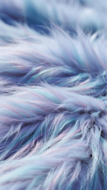 高质感毛绒材质特写，蓬松柔软的毛发纹理清晰可见，整体呈现细腻的绒毛质感，采用蓝紫色调为主，搭配淡青色和浅粉色作为点缀，色彩过渡自然柔和，保持与原图一致的紧密交错排列布局，光线柔和均匀，突出毛绒的柔软光泽和立体感，营造梦幻甜美的氛围。预览效果