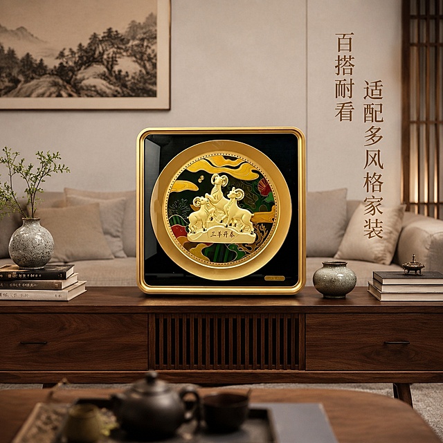 [主图-3] 三阳开泰金饰摆件风格搭配陈列展示图。
[氛围风格] 新中式客厅场景，温馨自然，高级居家氛围感。
[画质] 商业摄影质感，清晰通透，空间层次丰富。
[元素] 三羊开泰摆件摆放在新中式客厅胡桃木电视柜中央，两侧搭配小型陶瓷禅意花瓶与艺术书堆，背景是浅灰色沙发+米色棉麻靠垫，空间整体搭配和谐，突出摆件融入家装的效果，保持产品外观和颜色与输入产品图一致，杜绝变形和色差，主体占比约65%。
[光影] 客厅自然光混合柔和室内顶光，整体光线均匀舒适，摆件金色质感通透，空间阴影自然不生硬。
[配色] 主色胡桃木深棕、金色，辅色浅灰、米色，整体配色沉稳高级。
[视角构图] 平视视角，展现完整空间搭配关系，景深适中，层次清晰。
[文字版式] 右侧竖向排列文案：「百搭耐看 适配多风格家装」，浅棕色字体清晰不遮挡主体。
[输出要求] 1:1比例，2048px×2048px分辨率，超高清商业摄影质感。
[负向提示词] 变形，文字错乱，产品模糊，背景杂乱，水印，电商平台Logo。