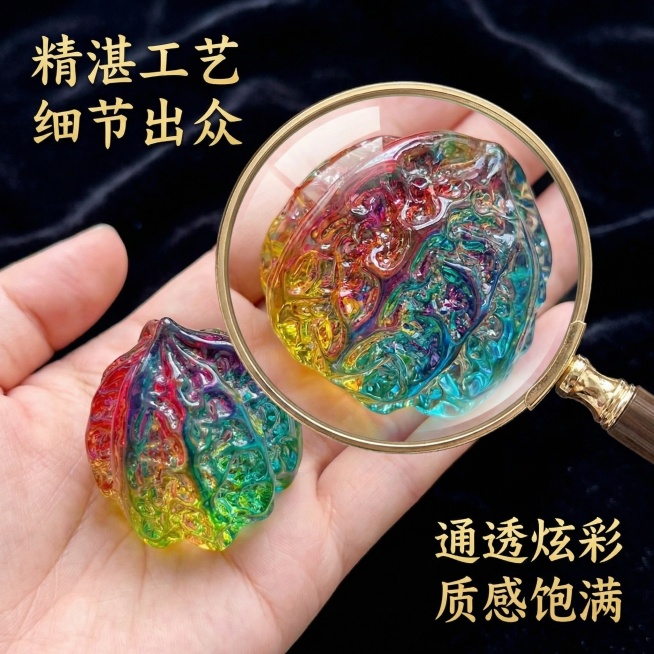 基于原图，放大展示彩色水晶核桃摆件的表面纹理细节，增加放大镜特效突出水晶的通透质感和雕刻纹理，左上角标题“精湛工艺 细节出众”，右下角标注“通透炫彩 质感饱满”，深色简洁背景，文字不遮挡核心细节，产品预览效果