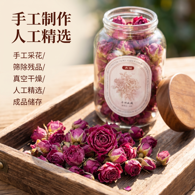 [主图 3] 平阴玫瑰干花细节与制作工艺展示。
[氛围风格] 贴近自然，简洁自然，微距特写，真实质感展示。
[画质] 商业摄影质感、光线柔和通透、产品清晰真实、画面干净高级，2k分辨率，文字清晰可辨，预览效果