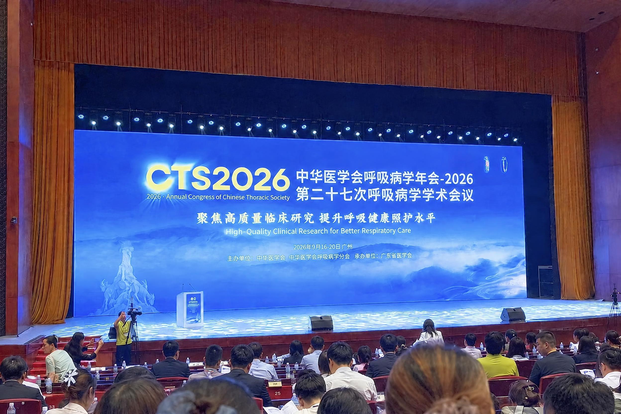 在前排空着的座位上增加一些坐着的参会人员，人物穿着商务休闲或正… - 图片创意预览