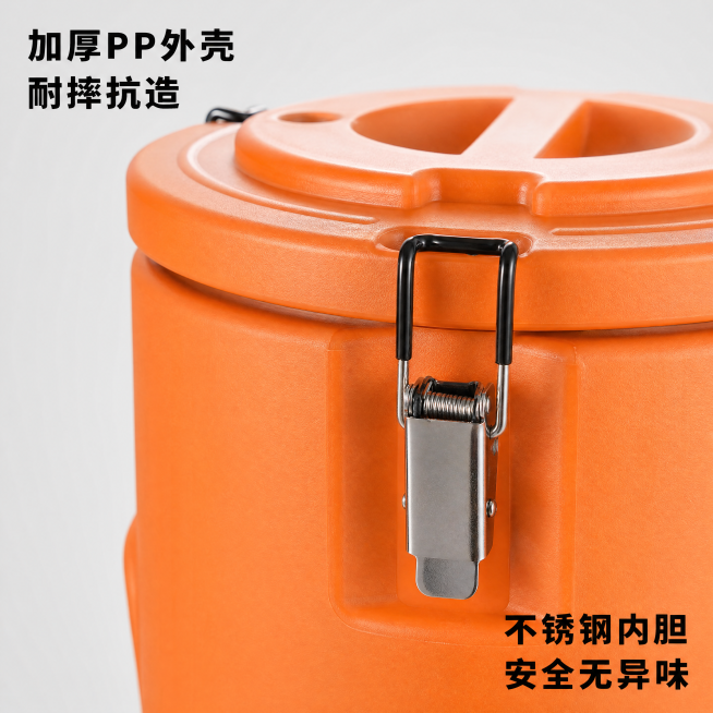 [主图-3] 保温桶材质细节特写，重点展示外壳卡扣和密封结构。保持橙色保温桶外观（物理结构、材质质感、颜色）与输入产品图绝对一致，放大展示锁扣和桶盖密封部位，突出做工细节和材质厚度。商业摄影质感，光线预览效果
