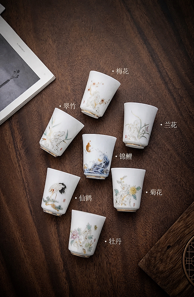 删除图片右上角的“霓陶”两个字，保持背景和其他元素不变，自然融合，不留痕迹