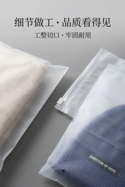 严格还原上传产品参考图，精准复刻包装设计、产品配色、LOGO位置及比例、文字内容及字体、图案元素及细节，无任何偏差，色彩无失真；产品与画面中其他物体比例遵循真实物理空间逻辑，视觉协调，比例还原1:1，预览效果