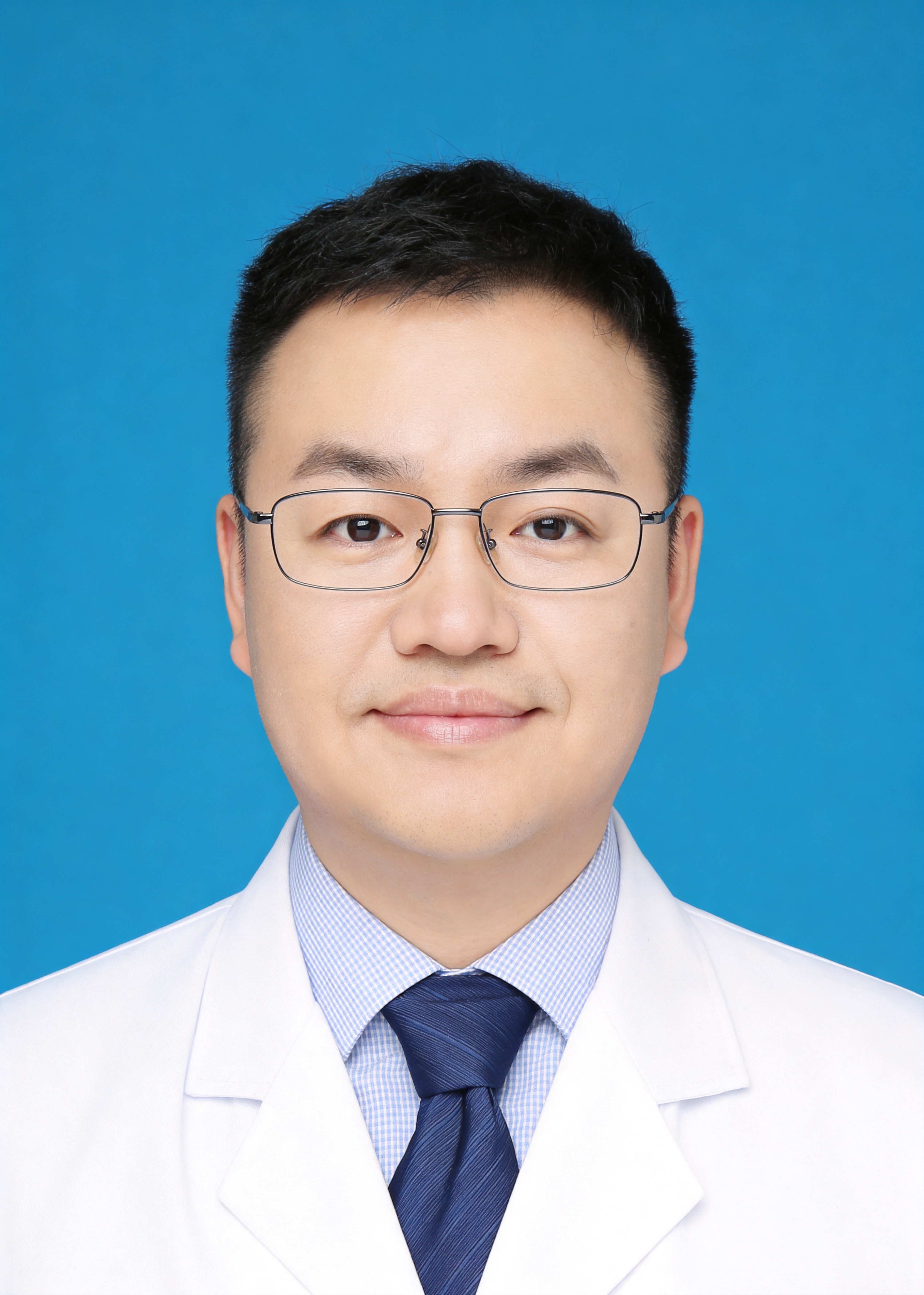 保留第一张图中人物发型、脸型、年龄特征生成标准样式纯正面证件照… - 图片创意预览