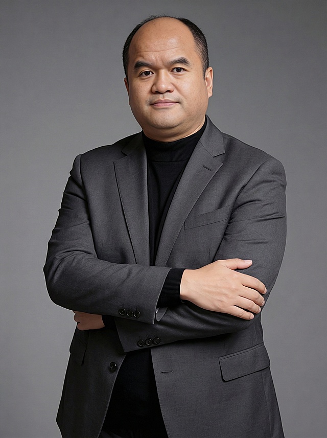 感觉身材比例有点小，身材魁梧一些胖一点，西装不能塞进裤子里