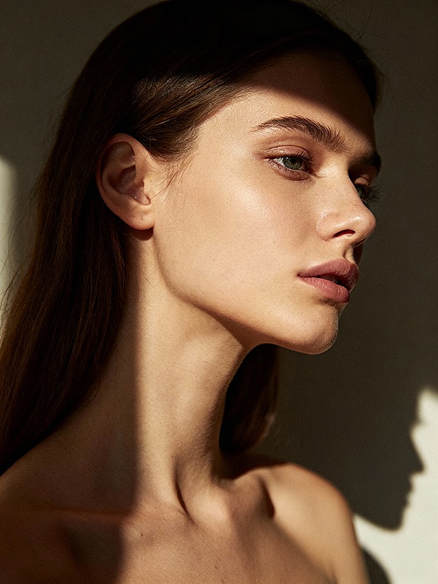 生成一张类似的外国女性模特图，不要耳饰