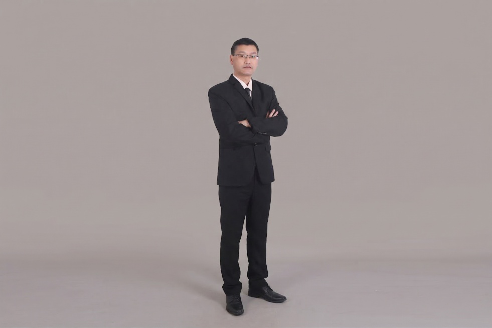 把图中人物的全身扩展出来，保持人物原有样貌、黑色西装和灰色背景不变，自然延伸出下半身全身部分预览效果