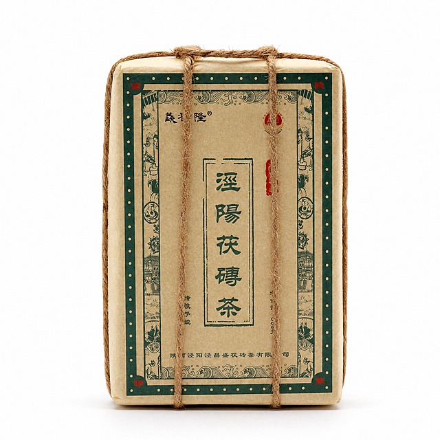 产品精修，产品置于纯白背景上，专业商业棚拍光，5500K标准中性白光，轮廓光，体积光，曝光正确，强烈真实立体感，标准透视校正，正常透视焦段，保持正视图机位，接地处保留干净浅淡的自然接触阴影，严禁大片投影、脏灰阴影和悬浮感，主体居中，商品完整入画不裁切，商品外轮廓视觉体量约画面60%-80%，四边均匀留白约10%-20%，严禁满幅铺满与贴边顶满，极致超清画质，细节清晰锐利，商业级实拍质感，保留原图真实材质与结构细节，明显提升商品表面洁净度，清理灰尘、污渍、指纹和脏点，修复边缘毛糙，让表面干净整洁，锁定原图商品颜色，颜色以输入图为唯一参考，分段部件颜色边界按原图锁定，消除灰暗感和偏色，锁定原图商品轮廓、件数、部件位置、连接关系、标签文字和可见功能细节，只做精修不重绘结构，包装牛皮纸区域：布艺/纺织质感自然，纸纹方向清晰，纤维层次真实，麻绳捆扎区域：天然纤维麻绳质感，粗糙纹理真实自然，印刷文字与图案区域：墨色清晰锐利，边缘干净无晕染，正视图，比例1:1