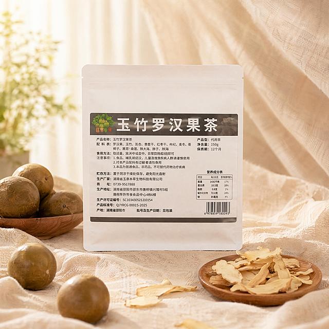玉竹罗汉果茶包装袋，严格参照上传产品图，完整保留所有可见文字、包装轮廓、结构、比例、材质颜色与上传图完全一致。
温馨棉麻布艺背景，浅暖米色调，参考之前生成主图的简约自然风格。
逆光从后方透入，产品受光面泛起米白暖色、暗部映射浅棕光晕，与环境物理融合。
产品居中放置，搭配一块米色棉麻画布做背景，前方散落完整罗汉果和干玉竹片，产品轮廓清晰，包装文字全部保留清晰可见。不能出现功效暗示文字。
4K 分辨率，严格锁定宽高比为 1:1。