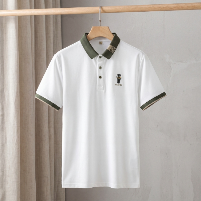 高级服装店背景挂拍展示上装，去掉手，把黑色衣架换成浅原木色，展示衣服全貌。上衣严格参照上传产品图，完整保留所有可见组件、部件、轮廓形状、结构、比例、材质质感、颜色与上传图完全一致，杜绝任何变形、色差、预览效果