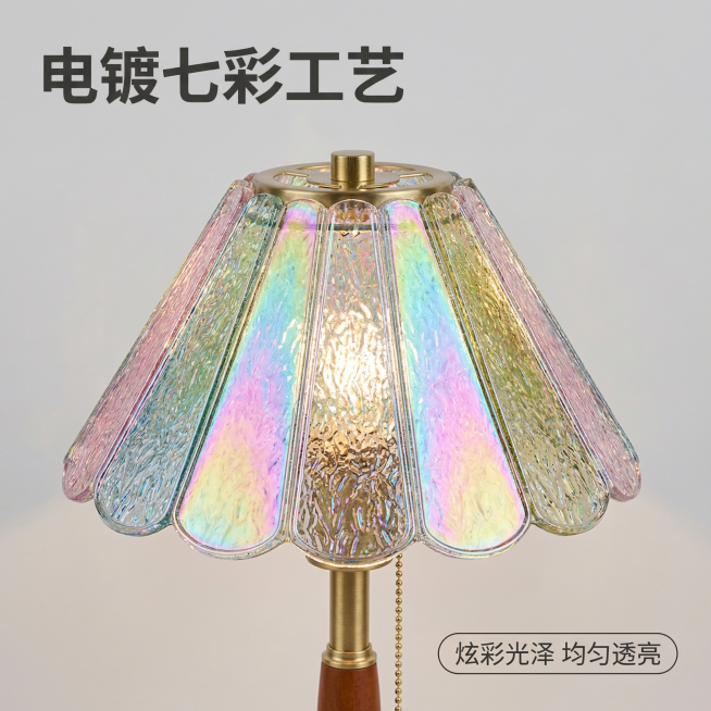 [主图 5] 电镀七彩玻璃工艺展示
[氛围/风格] 高级质感，中古风柔和光影
[画面元素] 特写展示灯罩玻璃的电镀七彩效果，光线折射出渐变炫彩光泽，保留产品原有造型和色彩，背景简洁纯色，突出玻璃的七彩预览效果