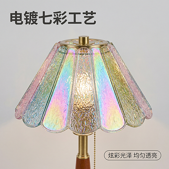[主图 5] 电镀七彩玻璃工艺展示
[氛围/风格] 高级质感，中古风柔和光影
[画面元素] 特写展示灯罩玻璃的电镀七彩效果，光线折射出渐变炫彩光泽，保留产品原有造型和色彩，背景简洁纯色，突出玻璃的七彩光泽，画面满版无边框
[配色色系] 主色调：渐变马卡龙七彩；辅助色：浅灰色背景
[视角构图] 平视特写，聚焦玻璃光泽
[文字版式] 左上角主标题“电镀七彩工艺”深灰粗体，右下角胶囊标签“炫彩光泽 均匀透亮”，不遮挡核心展示区
[比例分辨率] 1:1 比例，2k 分辨率。保持产品外观与原图完全一致，只调整背景和添加文案。
