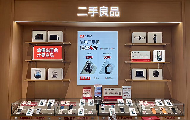将图1中所有黄色线框标注位置的红色包装盒，全部替换为图3的白色包装盒，保持图片其他内容完全不变，整体场景、光线、角度都不修改