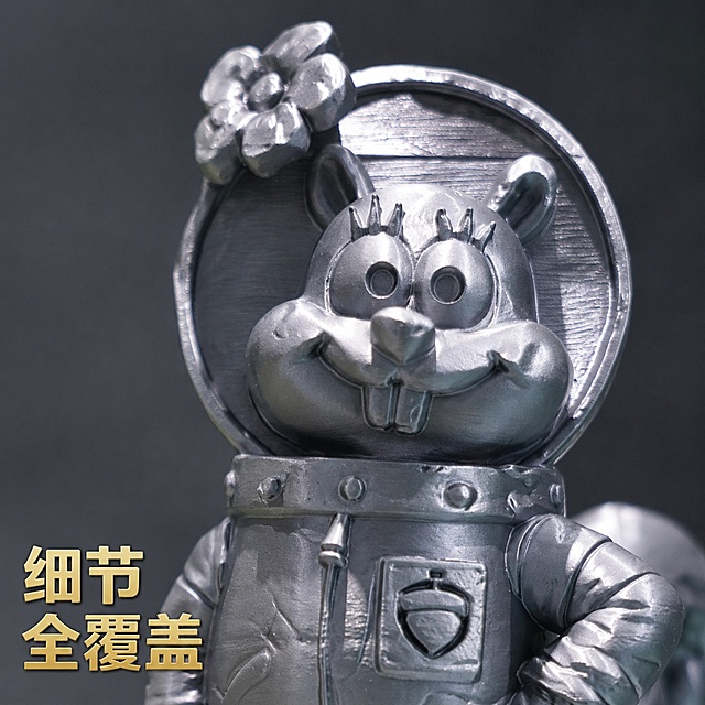 淘宝商品封面图，珊迪3D打印摆件细节展示封面，特写珊迪头部和胸口橡果标志，突出细节还原卖点，简约背景，1:1正方形比例，4K高清分辨率。
[氛围/风格] 细节特写电商主图，清晰锐利质感。
[元素布局] 头部和标志占画面中心约80%，纹理雕刻清晰可见，保持产品原有金属色泽和结构。
[文字版式] 左下角卖点文字「细节全覆盖」，字体清晰不遮挡主体。
[负向提示词] 变形，文字错乱，水印，模糊