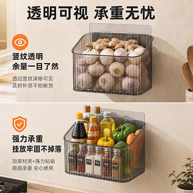 [主图-3] 透明可视+强力承重卖点图，突出竖纹透明材质余量一目了然和挂放牢固。
[统一基调] 整体风格为简约实用厨房家居风，画面干净明亮，温暖自然厨房光。背景以浅米色、暖灰色、浅咖色为主色调。标题文字使用深炭灰色加粗无衬线字体，辅助说明文字使用中灰色，强调点缀色为暖橙色。整体传递实用、整洁、方便的厨房收纳解决方案感。
[画面] 上下分栏构图，上半部分展示透明可视效果，下半部分展示强力承重。上半部分：收纳盒壁挂装满大蒜和姜，透过竖纹透明盒身清晰看到内部食材余量和分层，体现"一目了然及时补货"。下半部分：收纳盒挂在墙上，里面装满各种重物（多瓶调料、蔬菜等），展示强力承重，旁边配盾牌图标+"强力承重"标注。背景为浅米色厨房墙面，简洁真实。保持产品外观、结构、材质、颜色与输入图一致。
[光影质感] 商业摄影质感，暖调自然光，透明材质有清透光泽和竖纹纹理，产品在墙面上有自然投影，整体光影统一。
[配色] 浅米色墙面 + 烟灰透明产品 + 深灰文字 + 暖橙色强调
[文字版式] 顶部主标题"透明可视 承重无忧"，上半部分标注"竖纹透明 余量一目了然"，下半部分标注"强力承重 挂放牢固不掉落"，文字清晰。
[输出要求] 1:1正方形，2048px，透明材质质感真实，承重效果可信，文字清晰。负向：变形、错字、模糊、悬浮、透明材质发雾、承重不真实。