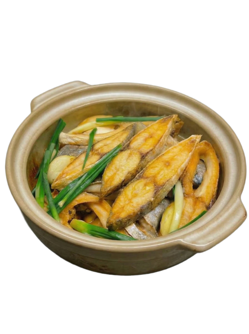 生成这道砂锅金鲳鱼干菜品的侧面30度视角图片，展示砂锅侧面和菜品层次，保留原有食材配料和真实美食摄影质感预览效果