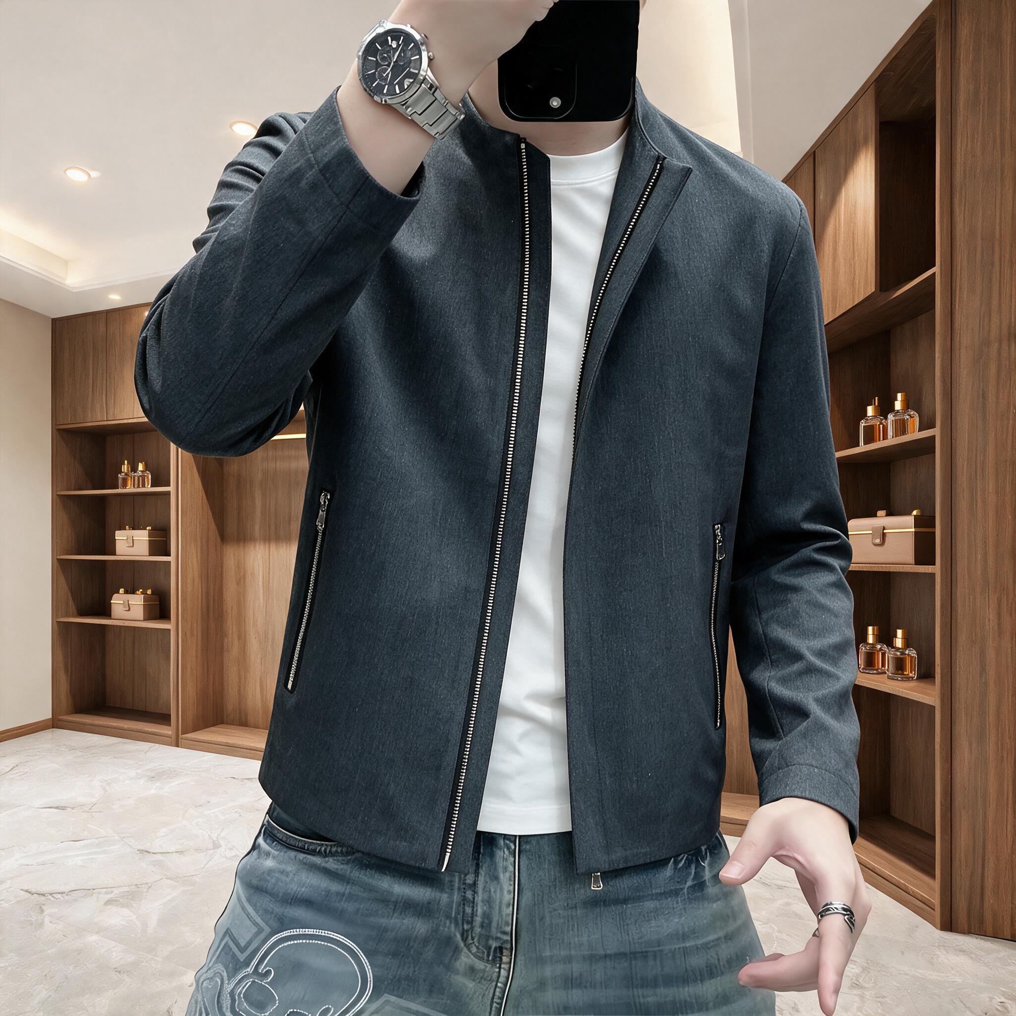 将第一张图中模特身上的白色短袖T恤替换为第二张图中的深灰色立领… - 图片创意预览