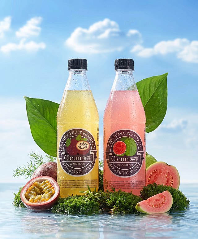 仿照图一的构图和风格，将原瓶子替换为图二中的两个瓶子：黄色百香果味汽水和粉色红番石榴味汽水，把背景中的水果换成切开的百香果和切开的红壤番石榴，保持浅水面、绿色苔藓绿植、蓝天白云背景，树叶不要遮挡瓶身上的文字，给瓶身上添加很多水珠效果，保持整体清新自然的商业产品摄影风格