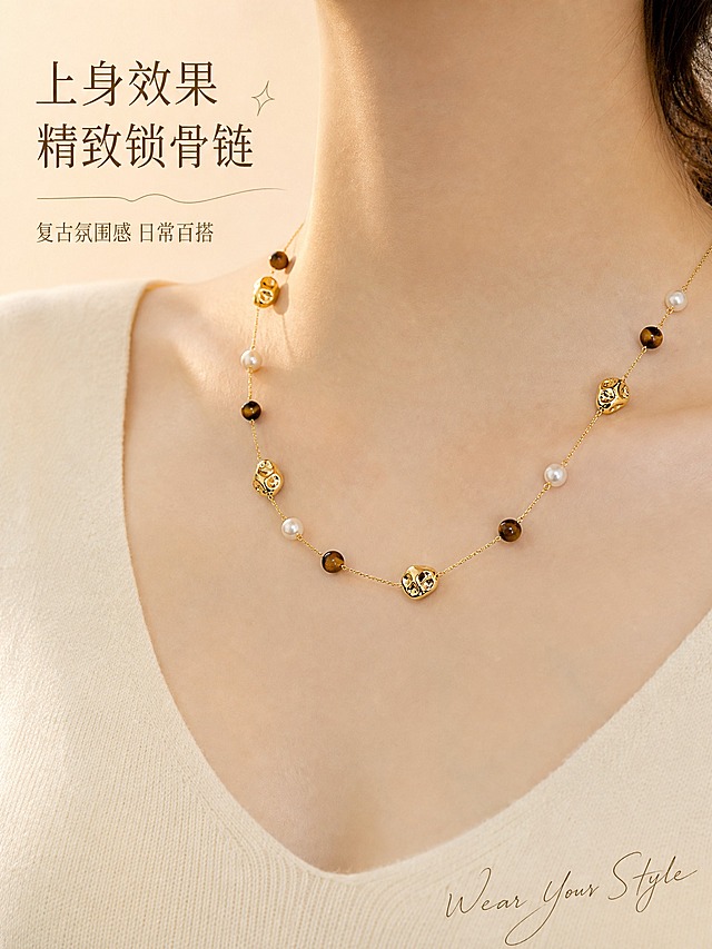 [主图-3] 虎眼石珍珠金珠项链 佩戴效果展示 亚洲女性颈部锁骨特写。
[统一基调] 整体风格=高级轻奢复古商业摄影；背景主色=奶油米白+浅香槟金渐变；标题字色=深焦糖棕；辅助字色=暖灰棕；强调色=香槟金；字体样式=纤细优雅衬线体中文+手写体英文装饰；卡片/图标/边框=极细金线圆角、无厚重色块；光影=左前侧45度柔光箱+右侧轮廓光，暖金调，金属高光细腻，珍珠通透有虹彩，虎眼石有猫眼丝绒光泽。
[画面] 亚洲女性颈部和锁骨区域特写，肤色白皙，穿着米白色V领针织衫。项链佩戴在锁骨位置，长度约42-45cm，自然垂坠呈优美弧线。项链的虎眼石、珍珠、金珠错落分布在锁骨间，贴合颈部曲线。画面只展示颈部到上胸区域，不出现脸部。背景为纯净的浅米色渐变背景。
[光影质感] 人像珠宝佩戴摄影质感，柔和暖光从前方打下，在锁骨处形成自然阴影，项链金属部分有细腻高光，珍珠和虎眼石在皮肤上呈现温润光泽。项链与皮肤接触自然，无悬浮感。
[配色] 背景=浅米色渐变；皮肤=白皙暖调；服装=米白色；项链=黄金色+深棕虎眼石+白色珍珠；文字=深焦糖棕标题+暖灰棕小字。
[文字版式] 画面左上角放主标题「上身效果 精致锁骨链」，下方小字「复古氛围感 日常百搭」。文字不遮挡项链和颈部主体。右下角小号手写体英文「Wear Your Style」。
[输出要求] 比例3:4竖版，2K分辨率，佩戴效果自然真实，项链与皮肤比例协调。负向：变形、错字、模糊、脸部出现、畸形颈部、皮肤瑕疵、水印、平台Logo、礼盒包装。