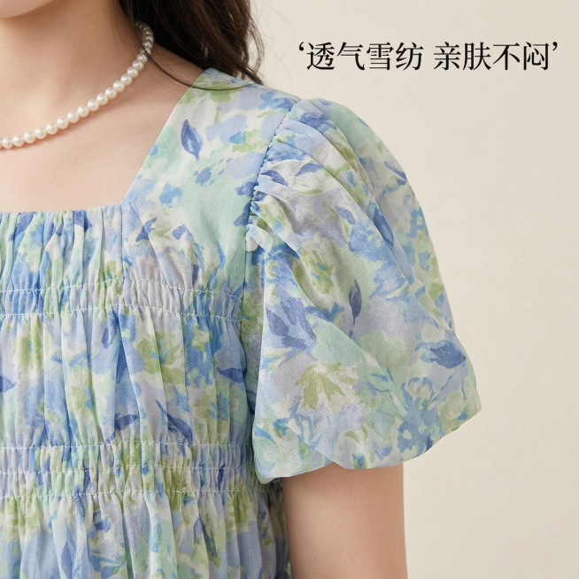 女童碎花方领上衣细节展示，放大上衣方领、泡泡袖及褶皱设计，清晰呈现雪纺面料的碎花纹理和轻盈质感，画面背景为纯净浅米色，右上角悬浮文字‘透气雪纺 亲肤不闷’预览效果