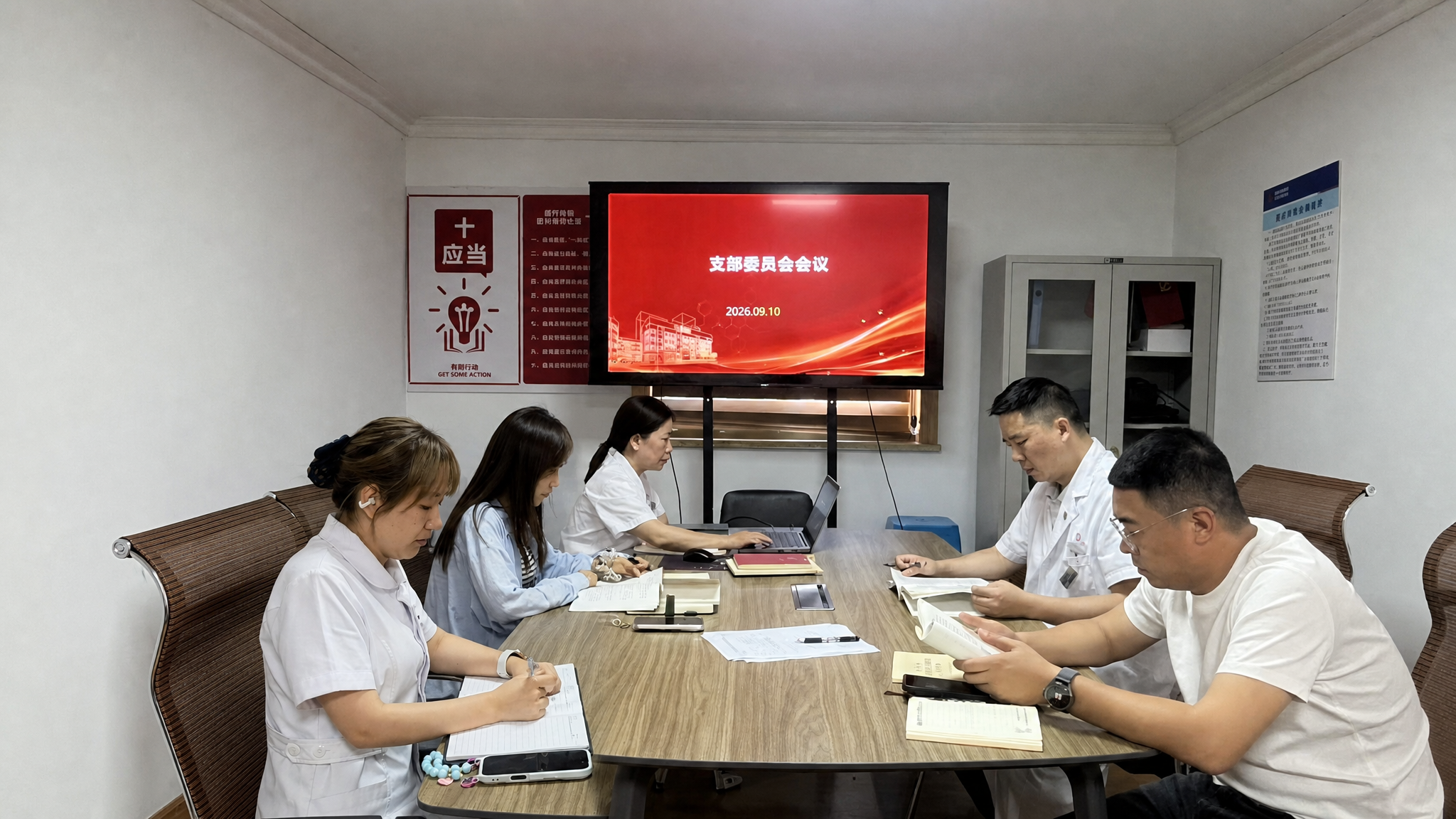 将第二张图片中的两位女性人物（左侧穿白色护士服的女性、右侧穿浅… - 图片创意预览