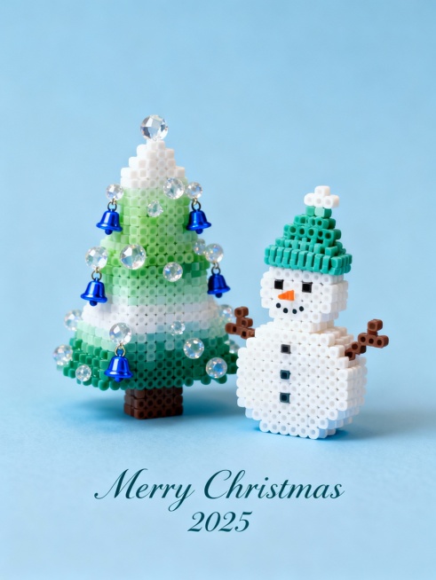 画面居中，拼豆手工雪人与圣诞树组合，圣诞树用绿白拼豆渐变塑形，缀透明冰裂纹珠与蓝色小铃铛，雪人戴拼豆针织帽，背景是马卡龙蓝纯色底。画面下方优雅极细手写体的文字“Merry Christmas 2025预览效果