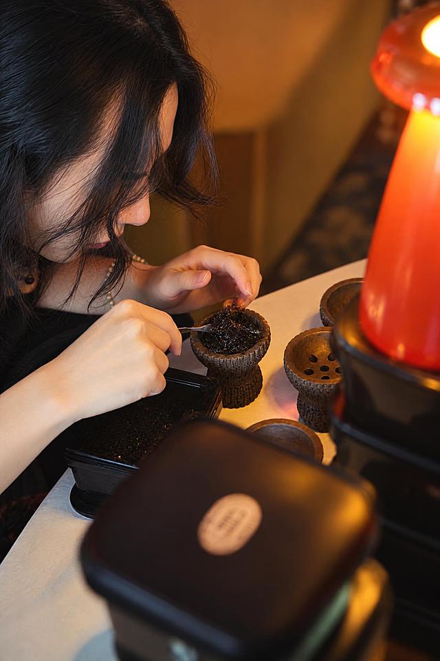提升整体画质，去除噪点，增强精修质感，保留真实自然的写实质感，不假面不夸张，不要过度锐利，质感柔和自然，去除模糊感，人物更加突出清晰，去除人物脸部瑕疵，皮肤质感细腻真实自然，电影级画质氛围