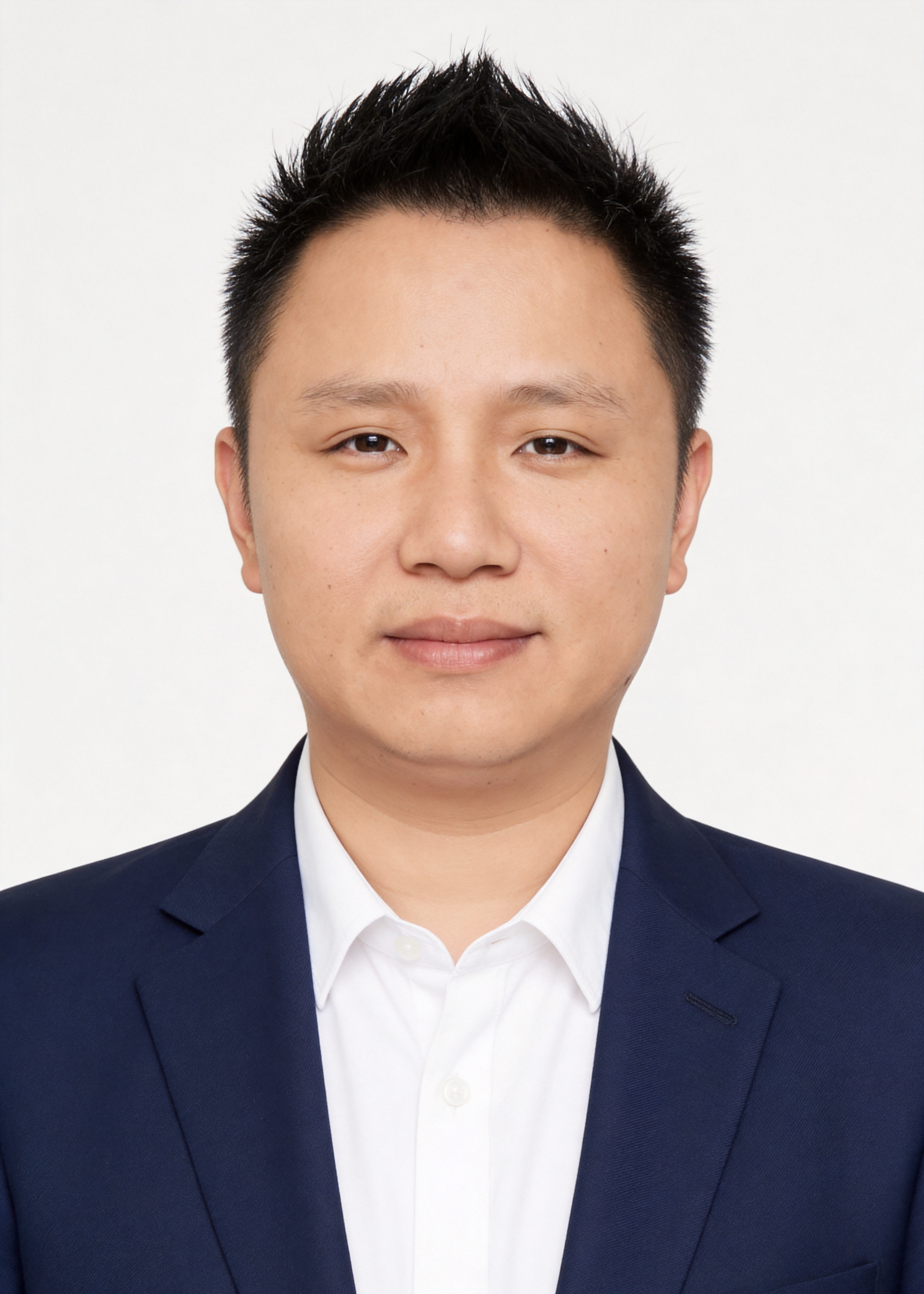 保留第一张图中人物发型、脸型、年龄特征生成标准样式纯正面证件照… - 图片创意预览