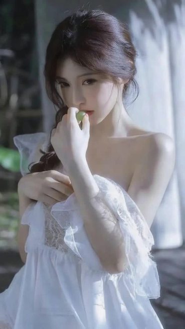 女生向右走在花园里，镜头向右跟踪女生的动线，展示花园景色的美。预览效果