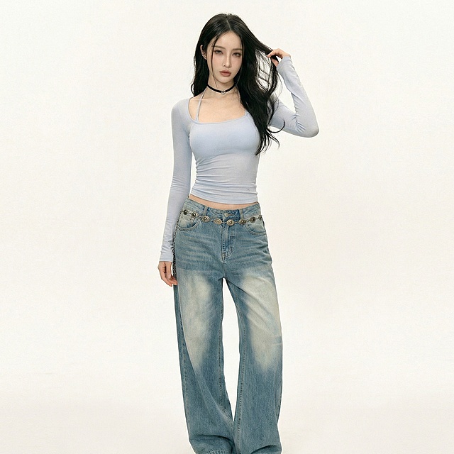 保持模特和服饰不变，更换为单手撩头发的姿势