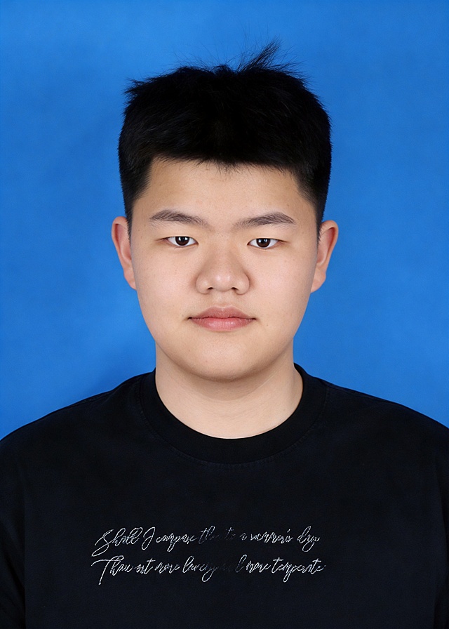 保留第一张图中人物发型､脸型､年龄特征生成标准样式纯正面证件照;人物主体严格居中,头部大小与位置严格对齐第二张图,双肩水平平衡,面部中轴线对齐画面中心,正视前方;标准证件照构图,人物绝对居中;头顶上方距离上边缘高度10%,下巴距离画面下边缘高度30%,人物主体占比约68%;肩部平展与画面水平轴平行;头部占比严格对齐第二张图;提亮肤色,消除暗沉,清透裸妆,隐形毛孔,均匀肤色,唇色自然提亮;肤色白皙细腻,肤质呈现匀净哑光质感(自然白皙);轻透裸妆+重点提亮;唇色润泽(半哑光质地);眼神澄澈,看向镜头,气质自信,嘴角微微上扬表情自然;耳廓可见度一致;肩部平展,肩线与画面水平轴平行;头肩比例协调呈现;免冠,不戴帽子,无头饰,无发带,不戴眼镜,无胡子,保留面部痣,柔和正面顺光均匀柔光,面部明亮无硬影,背景均匀提亮,画质清晰,零噪点降噪;面部清晰;背景亮度均匀统一;高清锐利画质,细节清晰可见;零噪点处理;色彩还原自然,均匀柔和布光,无明显阴影,面部光影干净,柔光正面打光,自然光影过渡,皮肤质感细腻,哑光质感;标准焦段50mm,纯正面,入境范围头部至胸部以上区域,F/4光圈(兼容F/2.8-F/4区间),平视视角(镜头与人物视线完全齐平),正视视图;人物绝对居中(居中构图),位于画面中心;严格限定标准证件照规格;视线水平(瞳孔连线与画面水平线平行);双耳对称露出,双肩水平且平衡,头部占比严格对齐垫图,禁止大头照(画面铺满画布,无边框留白);专业证件照质感,高清人像质感,细腻皮肤纹理,严格按照第一张图内容生成,分辨率4K,身着黑色棉质圆领T恤,印有白色手写英文装饰字样,极简纯色蓝色背景,背景使用标准蓝 #438EDB,禁止裁切头顶, 禁止额头被截, 禁止超大头, 禁止主体溢出画面, 禁止偏头/倾斜,头顶上边距8-10%, 头部高度60-68%, 双眼高度56-58%, 严格对齐第二张垫图,画面比例5:7