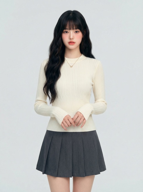 请帮我把第1张图片的上衣穿在第2张图的模特身上，生成2张图片比例3:4，甜美风格，需要完整显示模特的脸。纯色背景浅灰色、整体风格简约时尚，光线明亮，画面质感细腻，呈现出时尚穿搭与生活气息结合的展示风格预览效果