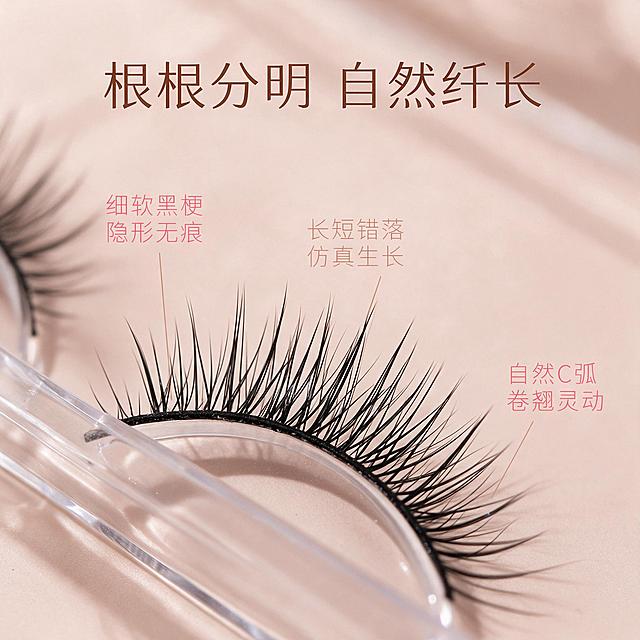 [主图-3] 睫毛细节微距特写，突出根根分明的纤毛质感和自然卷翘弧度。
[统一基调] 整体风格为韩系清透淡妆感，低饱和奶茶棕粉调背景，柔光箱自然光，干净非衬线字体，主标题字色为深棕咖色，辅助字色为浅奶茶棕，强调色为柔粉色，整体高级温柔有呼吸感。
[画面] 画面主体为一对假睫毛的微距特写，聚焦睫毛中段到眼尾部分，展示每一根睫毛纤维的细腻质感，自然的扇形散开弧度，根部细黑梗柔软轻薄。睫毛呈自然C弧卷翘，长短错落有致，模拟真实睫毛生长形态。背景为纯净的奶茶米色柔光背景，轻微虚化。画面一角可看到透明托盘的边缘。
[光影质感] 极致微距商业摄影质感，侧光勾勒睫毛纤维轮廓，每根睫毛都清晰可见有光泽，根部梗部质感柔软，整体光线细腻有层次。
[配色] 黑色睫毛为主，背景奶茶米色，点缀浅棕阴影，文字深棕咖色。
[文字版式] 画面上方或侧边主标题"根根分明 自然纤长"，下方用引线标注三处细节："细软黑梗 隐形无痕"、"长短错落 仿真生长"、"自然C弧 卷翘灵动"，小字说明配合细线指向对应部位。
[输出要求] 1:1正方形比例，2K分辨率，睫毛细节清晰锐利，质感真实。负向：变形、模糊、睫毛结块、材质廉价感、错字、水印、平台Logo。