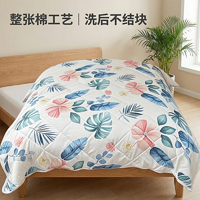 主图1：水洗棉花卉夏被铺于浅橡木床架，背景为米白墙面+窗边绿植，自然柔光；被面蓝绿粉热带植物印花清晰可见，左上角悬浮‘整张棉工艺｜洗后不结块’（无底框，深灰粗体无衬线），产品占比65%，全屏无边框；1:1比例，2k分辨率