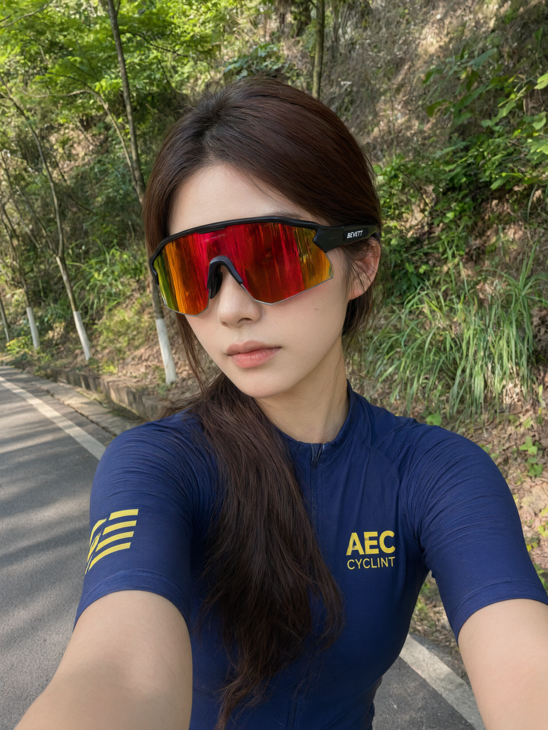 一位漂亮的中国年轻女生，五官精致，化着干净精致的妆容，哑光底妆… - 图片创意预览