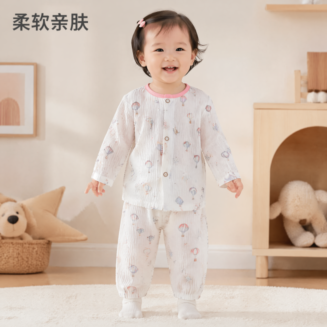 [主图-2] 婴儿套装模特上身正面展示。氛围风格：家居治愈风，温馨柔和生活化。画质：商业摄影质感，光线柔和通透，产品清晰真实，画面干净高级。元素：保持双层纯棉纱布套装的外观（物理结构、材质质感、颜色印预览效果