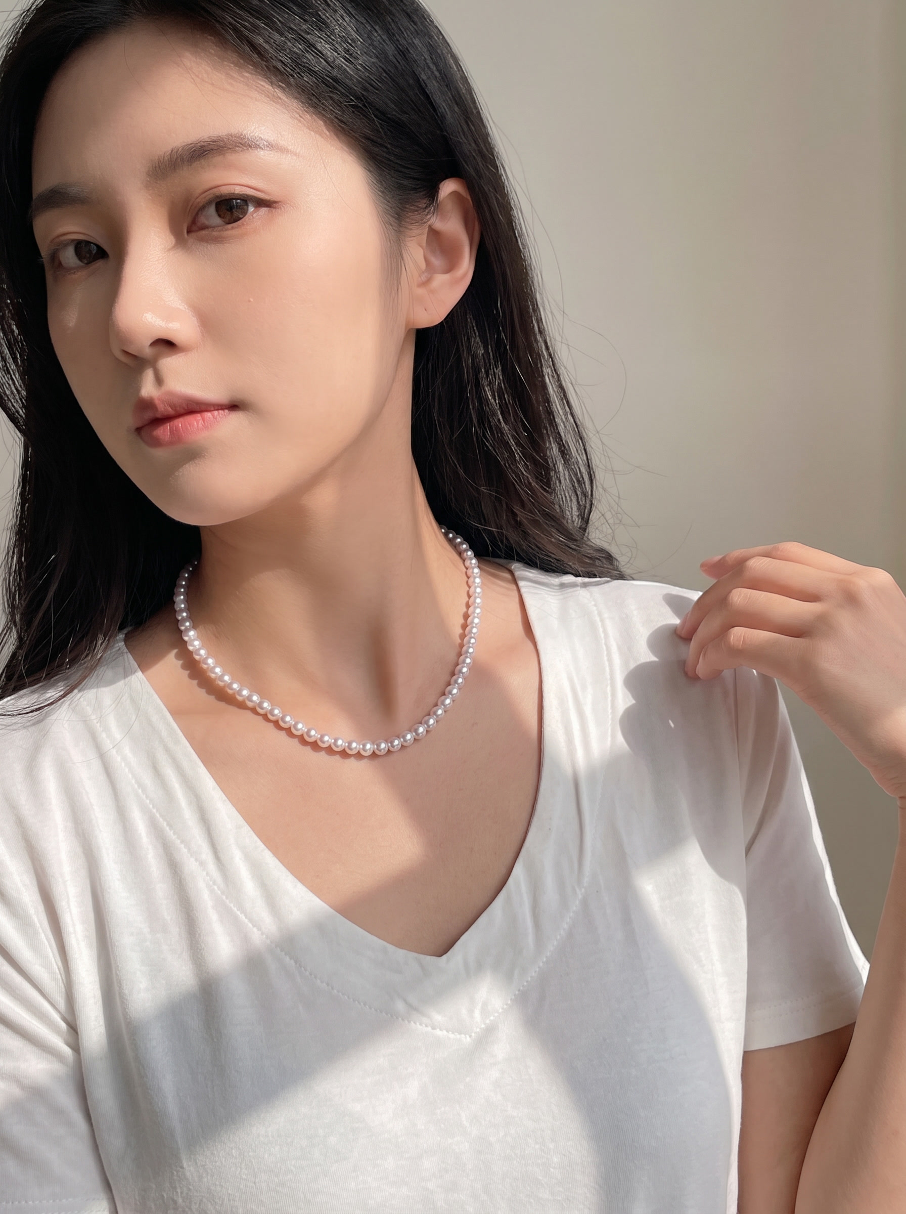 【主体保护指令】请保持参考图 1 中的【同一模特、同一服装、同… - 图片创意预览