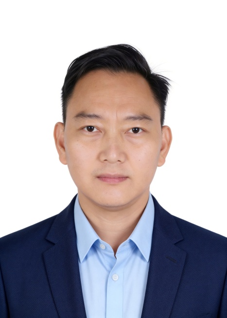 保留第一张图中人物发型､脸型､年龄特征生成标准样式纯正面证件照;人物主体严格居中, 缩小主体尺寸5%, 增加上方留白, 头顶上方距离上边缘高度15%, 下巴距离画面下边缘高度30%, 人物主体占比约6预览效果