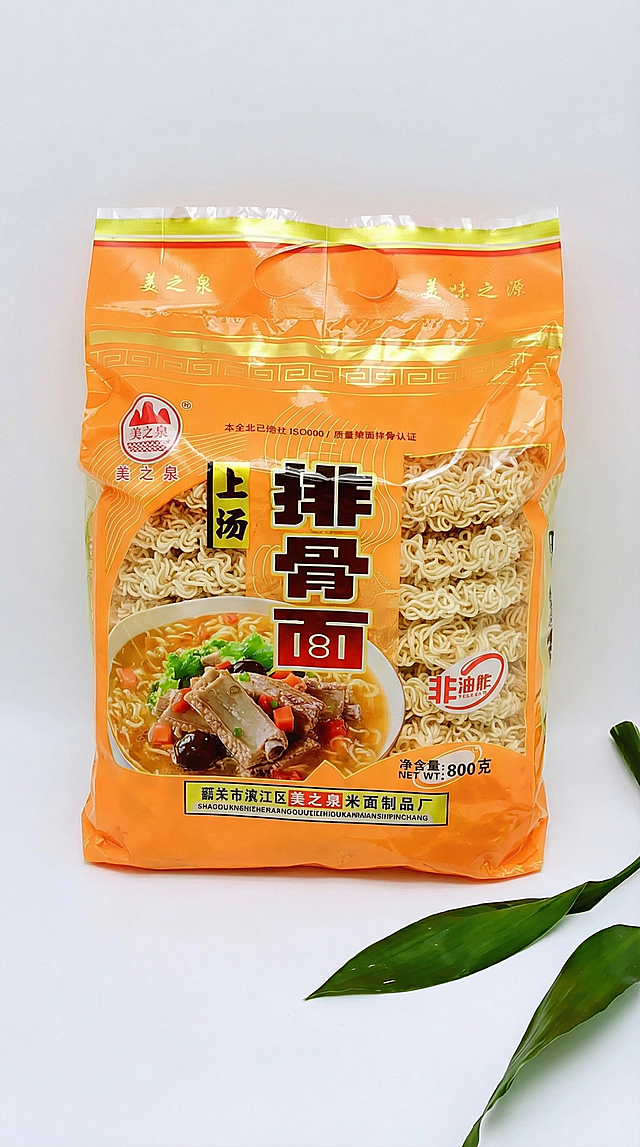 [主图主题] 美之泉上汤排骨面产品主图
[氛围/风格] 干净简约食品电商风，突出面饼天然质感
[画面元素] 袋装美之泉上汤排骨面搭配叶片装饰展示在浅色干净背景上，保留原有包装品牌、图案和文字信息，不添加额外核心卖点文字，产品完整居中摆放，主体清晰。
[配色色系] 主色调：包装橙色搭配面饼米白色，背景浅白色
[视角构图] 平视拍摄，主体占比约70%，构图简洁
[文字版式] 保留包装原有文字，不添加额外文字