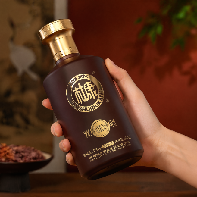 白水杜康窖90棕色瓶白酒，严格100%还原上传商品图的产品外形、包装、LOGO、印刷文字、净含量，完整保留原图中的瓶型、轮廓、结构、比例、瓶盖、标签版式、品牌logo、口味文字、容量信息、材质质感、棕预览效果