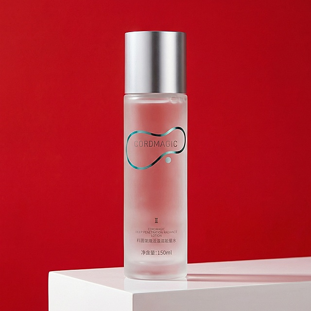 生成红色背景，产品在白色产品展示台上「图片1」